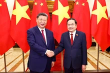 Le président de l’Assemblée nationale du Vietnam, Trân Thanh Mân (à droite) et le secrétaire général du Comité central du Parti communiste chinois et président chinois Xi Jinping, à Hanoï, le 14 avril. Photo : VNA.