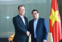 Le Premier ministre Pham Minh Chinh (droite) rencontre le dirigeant de la Société à responsabilité limitée Hyosung Vina. Photo: VNA.