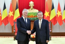 Le secrétaire général du Comité central du Parti communiste du Vietnam Tô Lâm (droite) et le roi Philippe de Belgique, le 1er avril à Hanoï. Photo : NDEL.