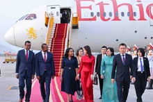Le Premier ministre éthiopien Abiy Ahmed Ali (2e à gauche) et son épouse Zinash Tayachew accueillis à l’aéroport international de Nôi Bài par la vice-ministre des Affaires étrangères Nguyên Minh Hang. Photo : VNA.