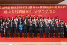 Le secrétaire général du Parti communiste du Vietnam, Tô Lâm et les délégués posent pour une photo de groupe lors de l'événement. Photo: NDEL.