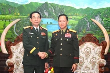 Le général Phan Van Giang (à gauche) et le général de corps d’armée Khamliang Outhakaysone, à Vientiane le 25 avril. Photo : QDND.
