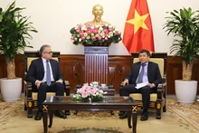 Le vice-ministre permanent des Affaires étrangères, président de la Commission nationale vietnamienne de l'UNESCO, Nguyen Minh Vu (droite) et Khaled El-Enany, ancien ministre égyptien du Tourisme et des Antiquités, candidat au poste de Directeur général de l’UNESCO pour le mandat 2025-2029. Photo : Baoquocte.