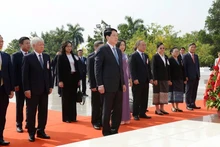 Le président de la République Luong Cuong, à la tête d’une délégation vietnamienne de haut rang, dépose une gerbe de fleurs à la mémoire du Président lao Kaysone Phomvihane. Photo : NDEL.