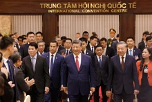 Le secrétaire général du Comité central du Parti communiste vietnamien (PCV), Tô Lâm (à droite, premier plan), le secrétaire général du Comité central du Parti communiste chinois (PCC) et président chinois, Xi Jinping (centre) et le président vietnamien Luong Cuong. Photo : VNA.