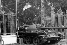 Un char de la Brigade blindée 203, relevant de la Division 304 du Corps d’armée 2, entre dans le Palais de l’Indépendance à midi, le 30 avril 1975. Photo : VNA.