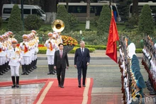 Le président Luong Cuong et le roi Philippe passent en revue la garde d'honneur de l'Armée populaire du Vietnam. Photo : NDEL.