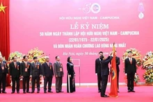 Le vice-Premier ministre et ministre des Affaires étrangères du Vietnam, Bui Thanh Son, décerne l’Ordre du Travail de première classe à l'Association d’amitié Vietnam-Cambodge. Photo : VNA.