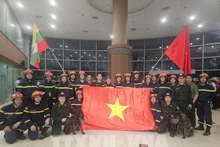 Les équipes vietnamiennes de secours arrivent à l’aéroport de Yangon, au Myanmar. Photo : VNA.
