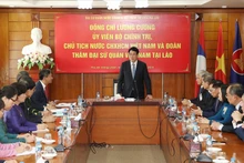 Le président Luong Cuong (au centre) lors de la rencontre avec le personnel de l’ambassade du Vietnam au Laos, le 25 avril. Photo : VNA.