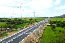 Parc éolien le long de l'autoroute Cam Lam - Vinh Hao, dans le district de Thuan Bac, province de Ninh Thuan (au Centre du Vietnam). Photo : VnExpress.