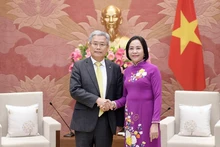 La vice-présidente de l'Assemblée nationale (AN) Nguyên Thi Thanh et le président-directeur général de Korea Electric Power Corporation (KEPCO) Kim Dong Cheol. Photo : VNA.