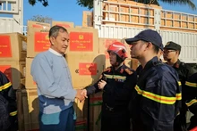 Le colonel Nguyen Minh Khuong, chef de la délégation du ministère, remet les fournitures à Sa Weli Frag, directeur du département de gestion des catastrophes du ministère de la Protection sociale, des Secours et de la Réinstallation du Myanmar. Photo : VNA.