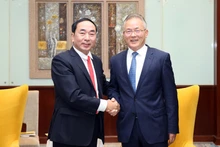 Le général de corps d'armée Tran Quoc To, vice-ministre de la Sécurité publique (gauche) et Dai Bin Bin, vice-président du Comité populaire provincial et directeur de la Police de la province du Shaanxi (Chine). Photo : CAND.