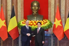 Le président Luong Cuong (à droite) et le roi Philippe de Belgique à Hanoï, le 1er avril. Photo : NDEL.
