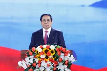 Le Premier ministre Pham Minh Chinh s'exprime lors du spectacle pour commémorer le 50e anniversaire de la libération de l’île de Côn Dao. Photo : VGP.