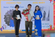 Le premier prix est décerné à Tran Khac Khoan pour son œuvre « Bai van ve trung vit lon » (Ma mère vend des baluts). Photo : Baoquocte.