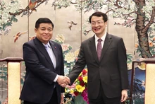 Le vice-Premier ministre Nguyên Chi Dung (à gauche) et Zhang Hu, vice-gouverneur exécutif de la province du Guangdong. Photo: VGP.