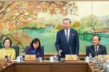 Le secrétaire général du Parti communiste du Vietnam, Tô Lâm (debout), prend la parole lors des débats en groupes. Photo : Quochoi.