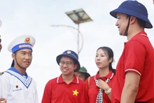 La délégation “Jeunesse pour la mer et les îles de la Patrie” du Comité central de l'Union des jeunes communistes Ho Chi Minh rend visite aux soldats de Truong Sa. Photo : NDEL.