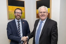 L'ambassadeur de Royaume-Uni au Vietnam, Iain Frew (à gauche), et le professeur Gerry McCormac, vice-chancelier de l'Université de Stirling. Photo: Ambassade britannique.