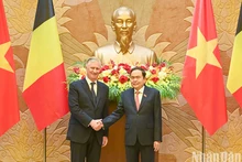 Le président de l'Assemblée nationale du Vietnam, Tran Thanh Man (droite) et le roi Philippe de Belgique, le 1er avril à Hanoï. Photo : NDEL.