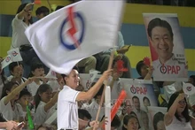 Des partisans du Parti d'action populaire. Quelque 2,76 millions de Singapouriens ont voté samedi 3 mai pour des législatives. Photo : Xinhua/VNA.