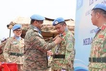 Le lieutenant-général Mohan Subramanian remet la médaille de maintien de la paix de l’ONU au personnel de l'hôpital de campagne de niveau 2 n°6 du Vietnam. Photo : Hôpital de campagne.