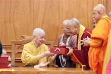 Le grand vénérable Thich Tri Quang, patriarche suprême du Conseil de patronage de la Sangha bouddhiste du Vietnam offre des cadeaux aux chefs des délégations bouddhistes internationales participant à la Journée Vesak 2025 des Nations Unies. Photo : VNA.