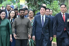 Le président vietnamien Luong Cuong et son homologue sri-lankais Anura Kumara Dissanayaka visitent le site des reliques du Président Hô Chi Minh à Hanoï. Photo : NDEL.