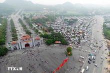 Des milliers de personnes se rendent tôt aux temples des rois Hùng. Photo : VNA.