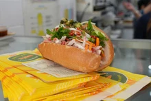 Les Australiens sont devenus passionnés par le bánh mì, ce sandwich vietnamien qui séduit par son prix abordable et sa praticité, idéal pour un déjeuner sur le pouce. Photo : Isabella Michie/ABC Radio National.