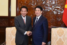 Le président de la République, Luong Cuong (droite), et l'ancien ambassadeur spécial Vietnam-Japon, Sugi Ryotaro. Photo: NDEL.
