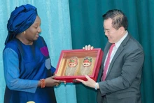 Pham Quang Long, chef de la délégation vietnamienne de vovinam et président de l’Institut des sciences de la formation aux arts martiaux vietnamiens, rencontre la ministre Khady Diene Gaye et lui remet des cadeaux. Photo : Baovanhoa.