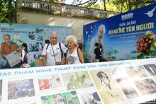 « La Gloire du nom du Président Hô Chi Minh » : une exposition qui unit les lecteurs de toutes les générations
