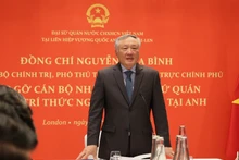 Le vice-Premier ministre permanent Nguyen Hoa Binh lors de la rencontre avec le personnel de l'ambassade et de l'Association des intellectuels vietnamiens au Royaume-Uni. Photo : VGP.