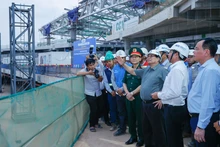 Le Premier ministre Pham Minh Chinh sur le chantier de construction de l’aéroport international de Long Thanh. Photo: VGP.