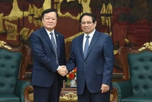 Le Premier ministre Pham Minh Chinh (droite) et le président la Commercial Aircraft Corporation of China (COMAC), He Dongfeng. Photo : NDEL.