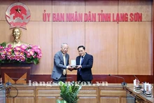 Ho Tien Thieu, secrétaire adjoint du Comité provincial du Parti et président du Comité populaire de la province de Lang Son (droite) reçoit Yan Jiehe, fondateur du groupe de construction Pacific et du groupe Susun, président de l’Institut de recherche Zhuangyan. Photo : langson.gov.vn.