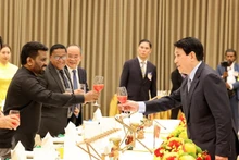 Le président Luong Cuong (droite) offre un banquet en l'honneur du président sri-lankais. Photo : VNA.