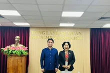 Le consul général du Vietnam à Guangzhou, Nguyen Viet Dung et la professeure Tao Yi Tao. Photo : Baoquocte.