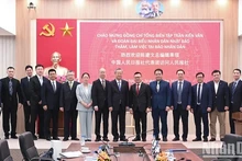 Une délégation du Quotidien du Peuple effectue une visite de travail au siège du Journal Nhân Dân en mars 2025. Photo : NDEL.