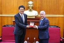 Le président du Comité central du Front de la Patrie du Vietnam, Dô Van Chiên (à droite) et le premier secrétaire du Comité central de la Ligue de la jeunesse communiste de Chine, A Dong. Photo : VNA.