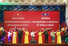 Lors du programme d'échange entre jeunes officiers Vietnam-Laos. Photo : VNA.