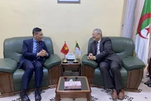 L'ambassadeur du Vietnam en Algérie, Trân Quôc Khanh (gauche) et le gouverneur de la province de Touggourt, Othmane Abdelaziz. Photo: VNA.