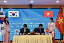 Le ministre vietnamien de l’Industrie et du Commerce Nguyên Hông Diên (à droite) et le ministre sud-coréen de l’Industrie, du Commerce et de l’Énergie, Ahn Duk-geun, signent le procès-verbal des réunions, à Hanoï, le 14 avril. Photo : VNA.