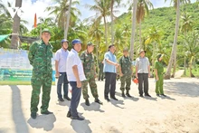 Le secrétaire du Comité provincial du Parti de Kien Giang, Nguyen Tien Hai et la délégation de travail effectuent une visite de terrain dans la commune de Tho Chau, ville de Phu Quoc. Photo : VOV.
