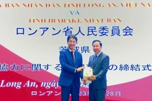 Le président du Comité populaire provincial de Long An et le gouverneur de la préfecture d'Ibaraki lors de la « Cérémonie de signature de la déclaration conjointe entre la province de Long An et la préfecture d'Ibaraki » pour célébrer le 50e anniversaire des relations diplomatiques Vietnam - Japon. Photo : Congthuong.