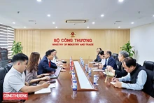 Le vice-ministre de l’Industrie et du Commerce, Nguyen Hoang Long, et l’ambassadeur de l’Inde, Sandeep Arya, discutent des opportunités de coopération dans le domaine des énergies renouvelables. Photo : Tapchicongthuong.
