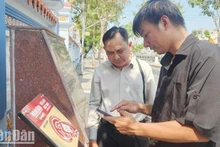 Un ingénieur présente le dispositif technologique aux visiteurs sur le site historique national de Mô et la maison communale de Nguyên Trung Truc. Photo : NDEL.